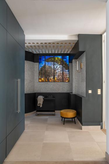 Vestibule, placard sur mesure, aménagement, vitrail d'origine