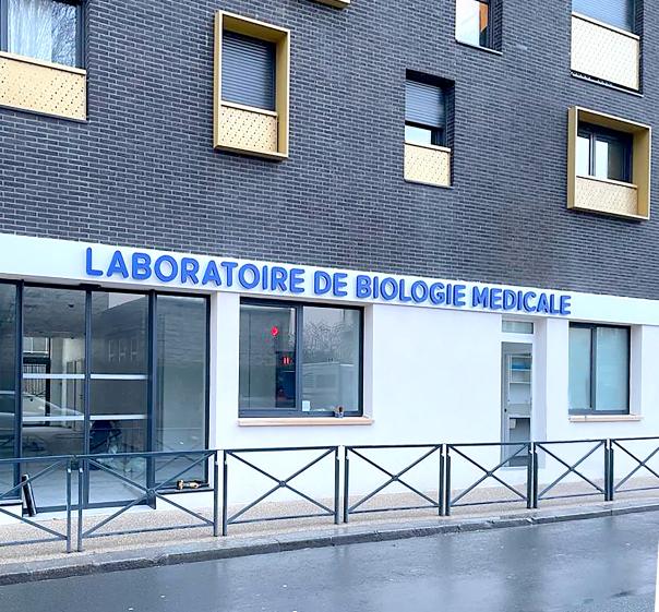Façade Rue, et enseigne