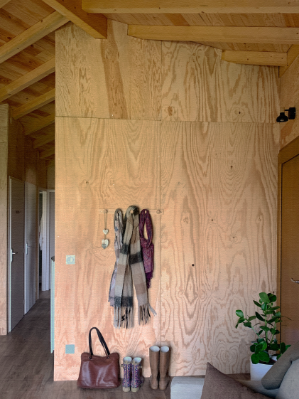 intérieur salon bois contreplaqué