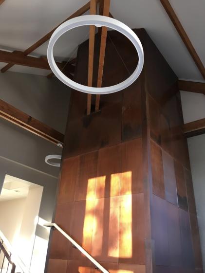 Cage d'ascenseur et luminaires