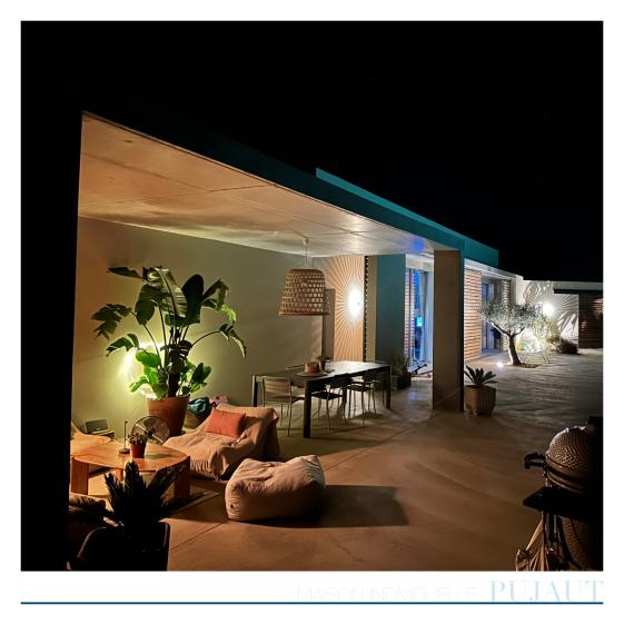 photographie de nuit d'une habitation neuve contemporaine les angles Pujaut Gard 