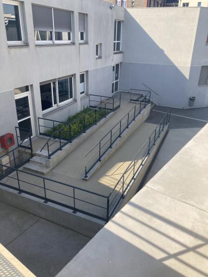 Rampe accès PMR, mise en conformité du bâtiment des classes