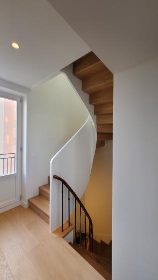 Vue de l'escalier depuis le salon