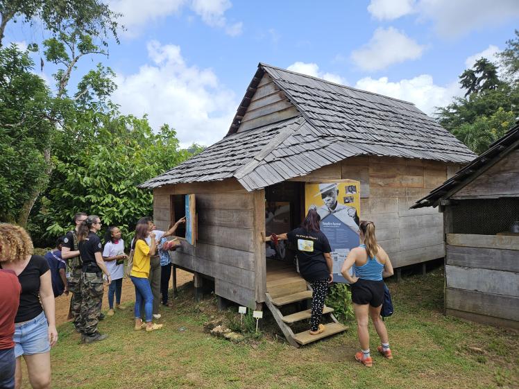 Des visiteurs à la découverte de la maison