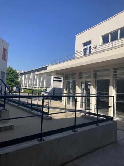 Façade salle à manger élèves