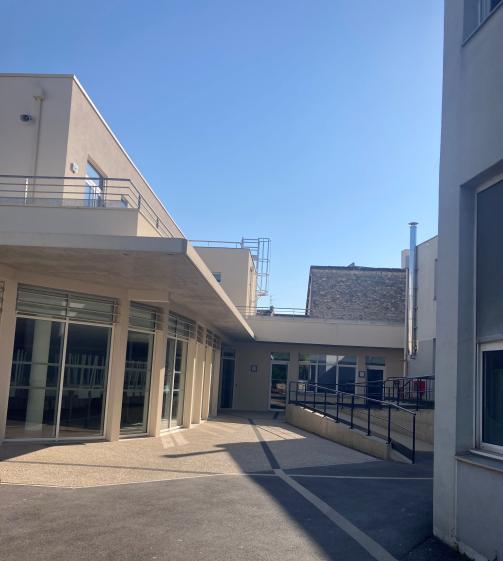 Accès cantine et salle polyvalente (au fond )