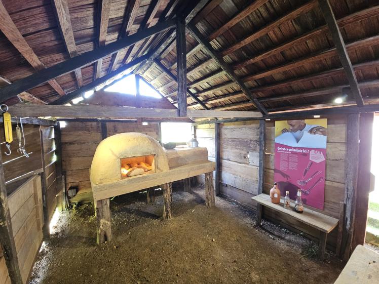 La cuisine avec le four reconstruit