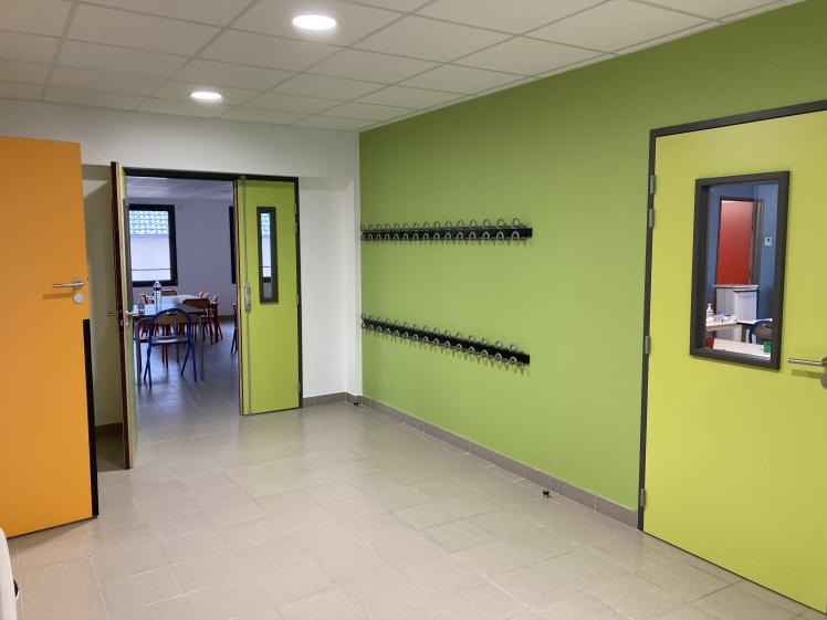Hall d'entrée vers salle à manger, portes mentaux