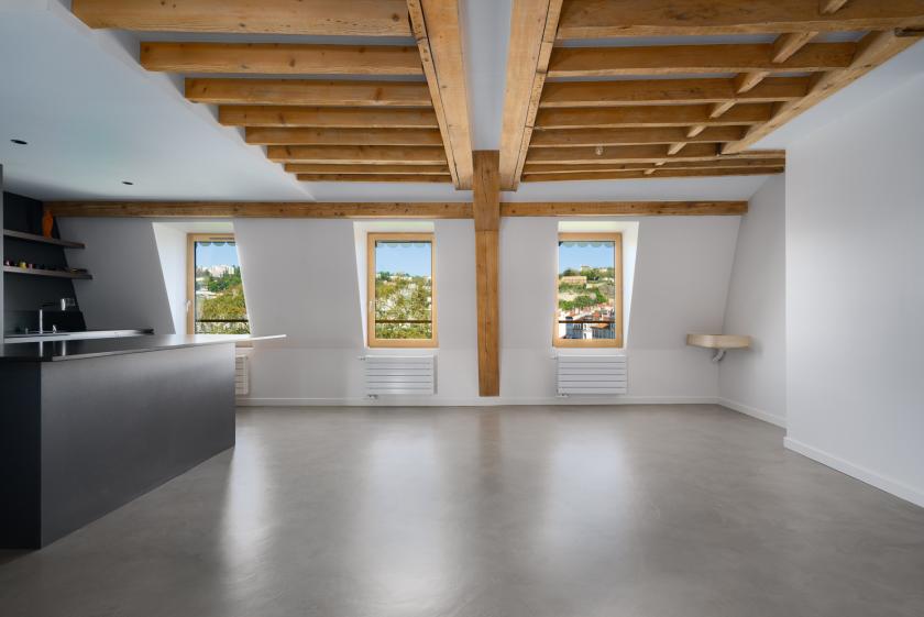 Séjour cuisine de l'appartement - Béton ciré au sol, poutres et murs sablés