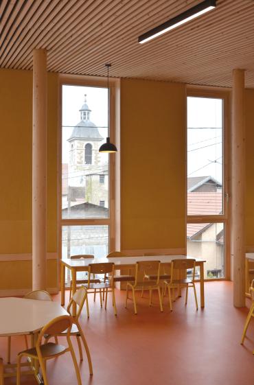 Salle de restauration, alternance de pans enduits et vitrés