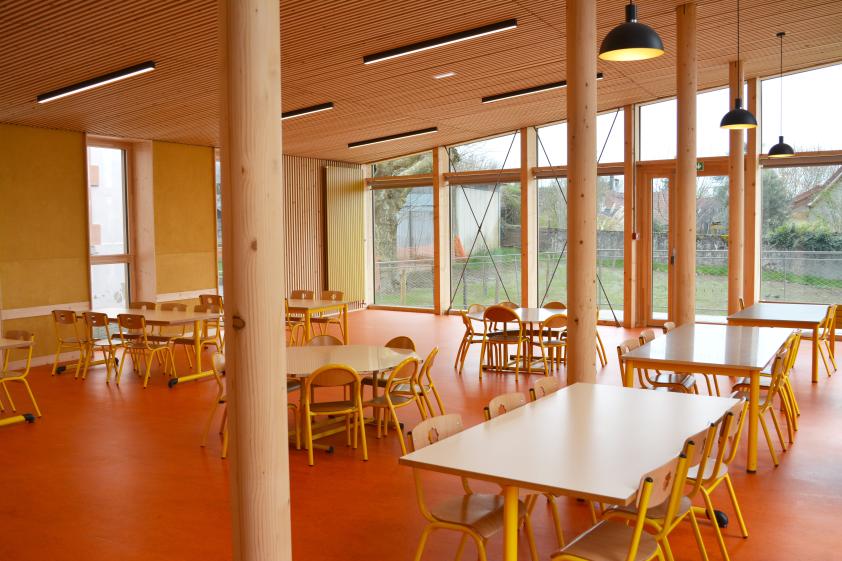Salle de restauration, plafond bois, enduit terre, linoléum coloré