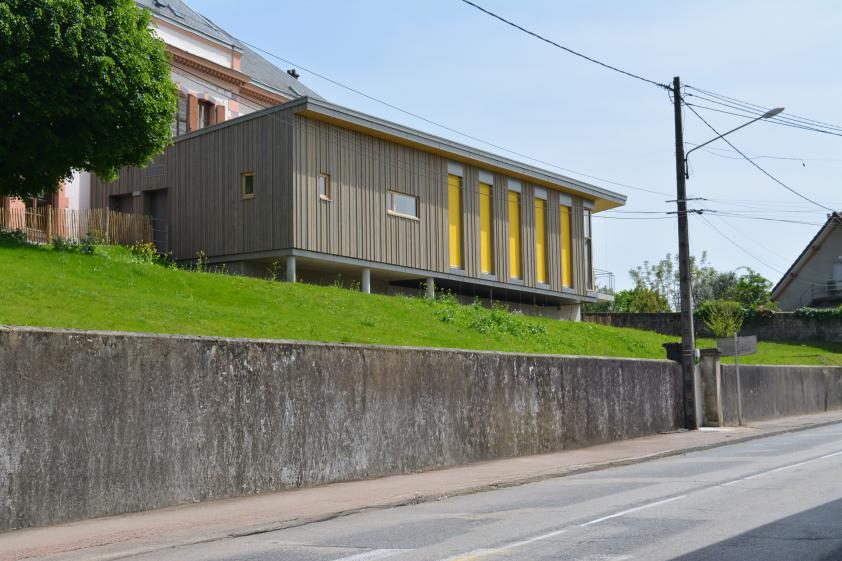 Le restaurant scolaire, depuis la route en cotrebas