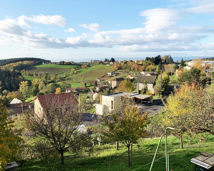 Autre point de vue avec l'insertion en douceur dans le paysage proche et lointain 