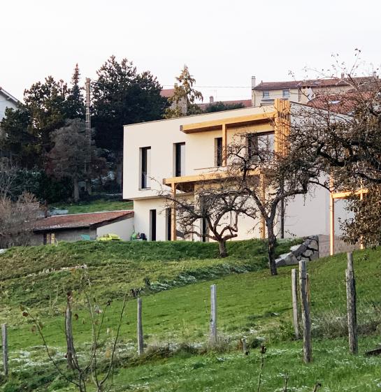 La maison s'implante en respectant la topographie du lieu, discrète et originale elle marque par son architecture le lieu. 