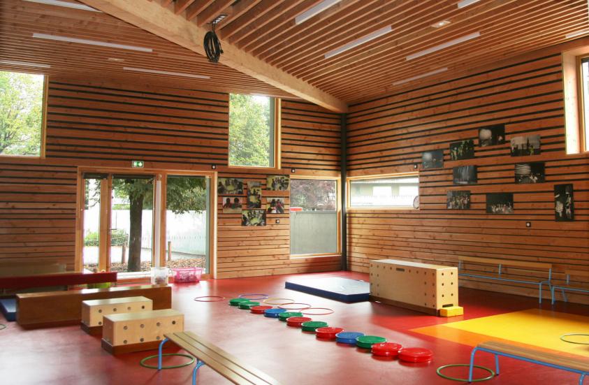 La salle de motricité, toute de bois vêtue 