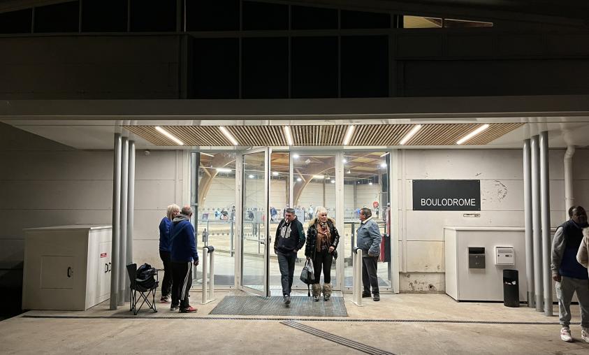 L'entrée du Boulodrome rénovée de nuit