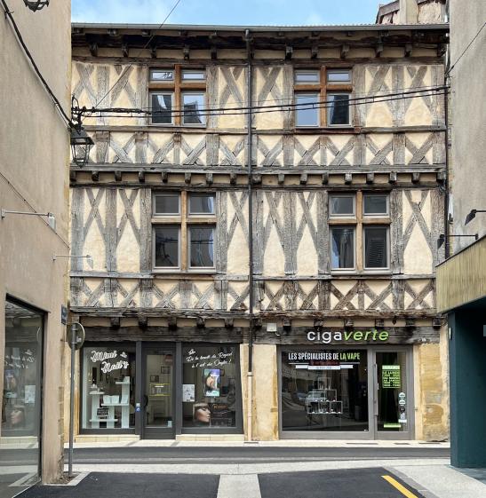 Vue de la façade rénovée depuis la rue