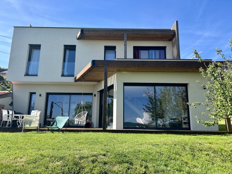 grandes ouvertures, accès terrasse RDC et R+1. Nous profitons de la vue à tous les étages et dans toutes les pièces. 