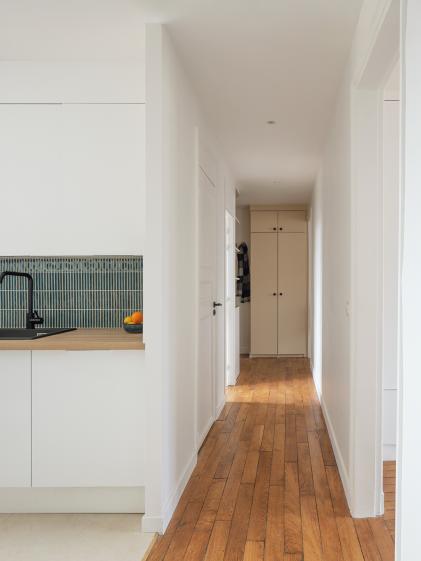 Détail de la cuisine et vue sur la circulation 