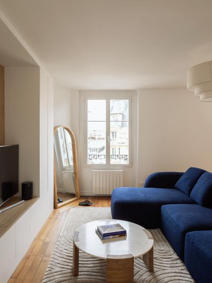 Vue sur la niche TV et le séjour