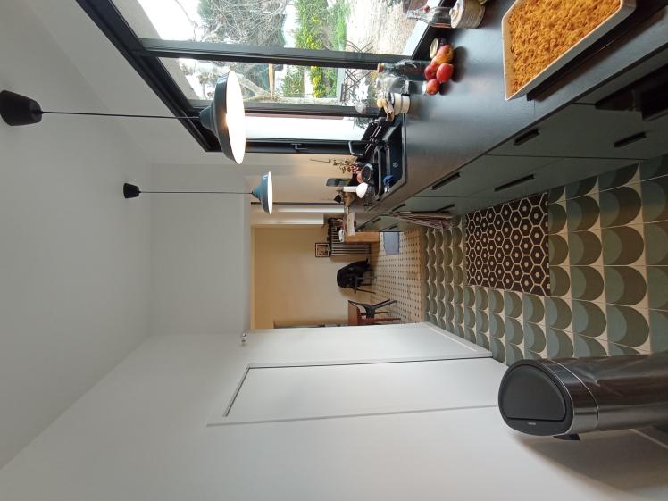 Vue de la salle à manger depuis la cuisine