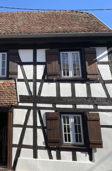 Remplacement des toitures sur maison alsacienne, reprises des médaillons de la façade.