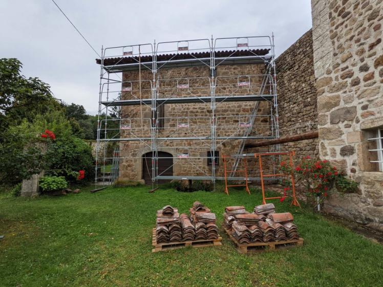Mise en place des gouttières sur la grange et dépose des tuiles 