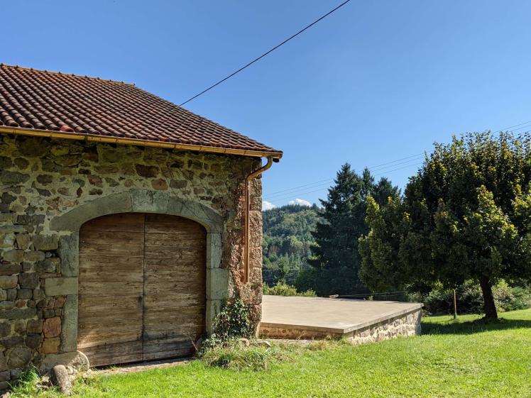 Mise en place de gouttières en cuivre sur le haut de la grange