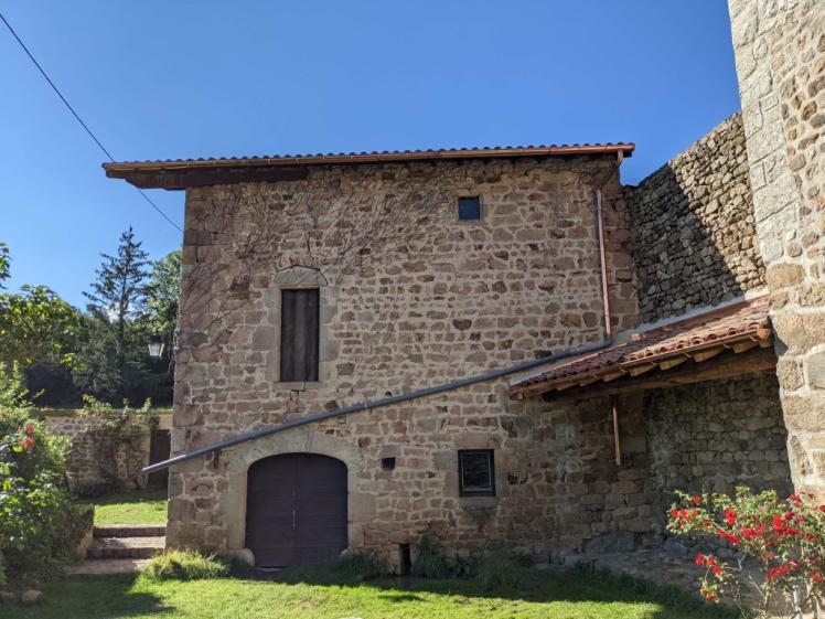 Façade de la grange et appentis existant