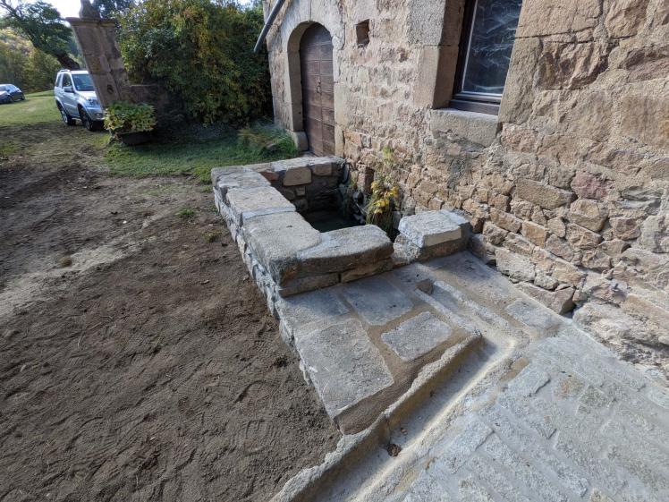 Re-bâtissage du bassin et pose des caniveaux de récupération 