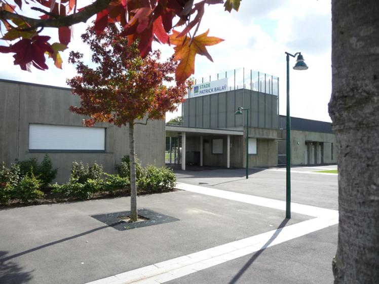 COMPLEXE SPORTIF - Vue depuis le parvis sur l'entrée principale