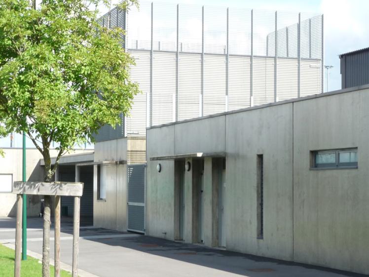 COMPLEXE SPORTIF - Vue depuis le parvis sur l'entrée principale