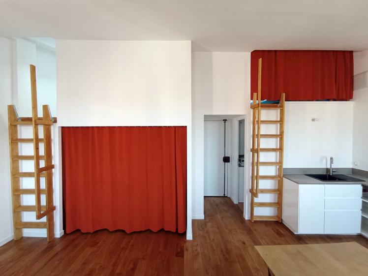 Mezzanine abritant les chambre, bureau et salle de bain