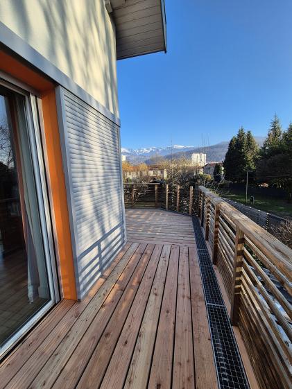 Terrasse bois et volets coulissants