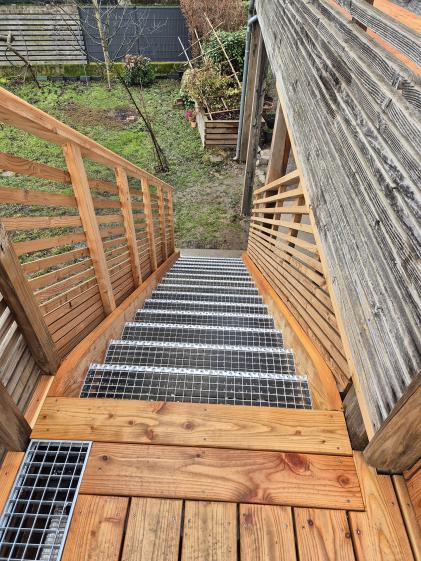 Escalier bois et caillebottis métallique