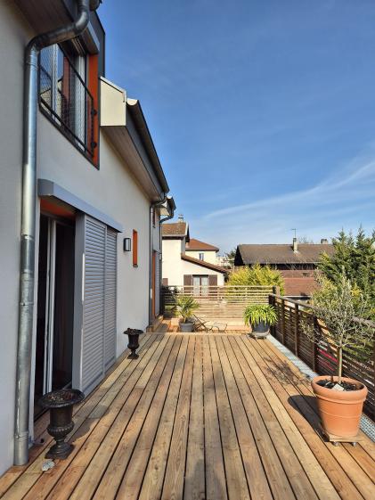 Terrasse bois et volets coulissants