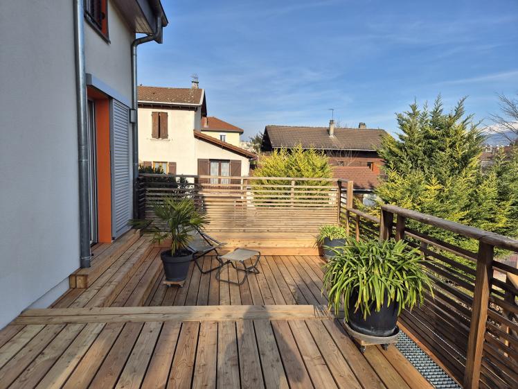 Terrasse bois et volets coulissants