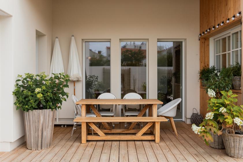 Espace terrasse en plein jardin