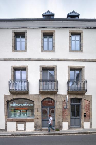 Rénovation d'un immeuble : logements aux étages et bureaux en RDC  @Pascal Léopold Photographies