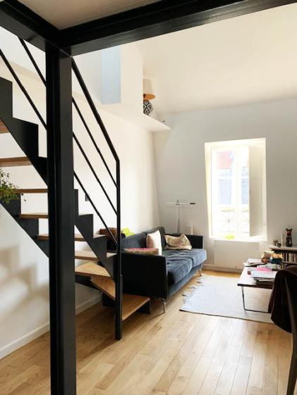 Salon côté rue, l'appartement devient traversant