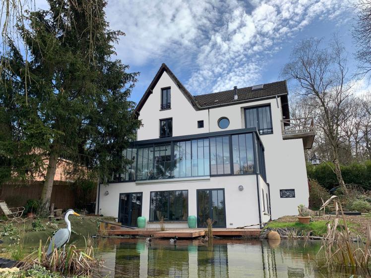 La maison ouverte orientée sur le jardin