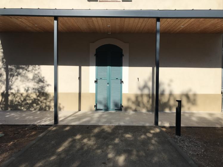 Porte d'entrée et ombrière