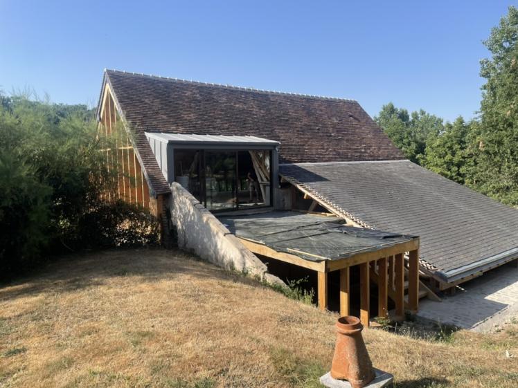 grange transformée en maison - terrasse bois