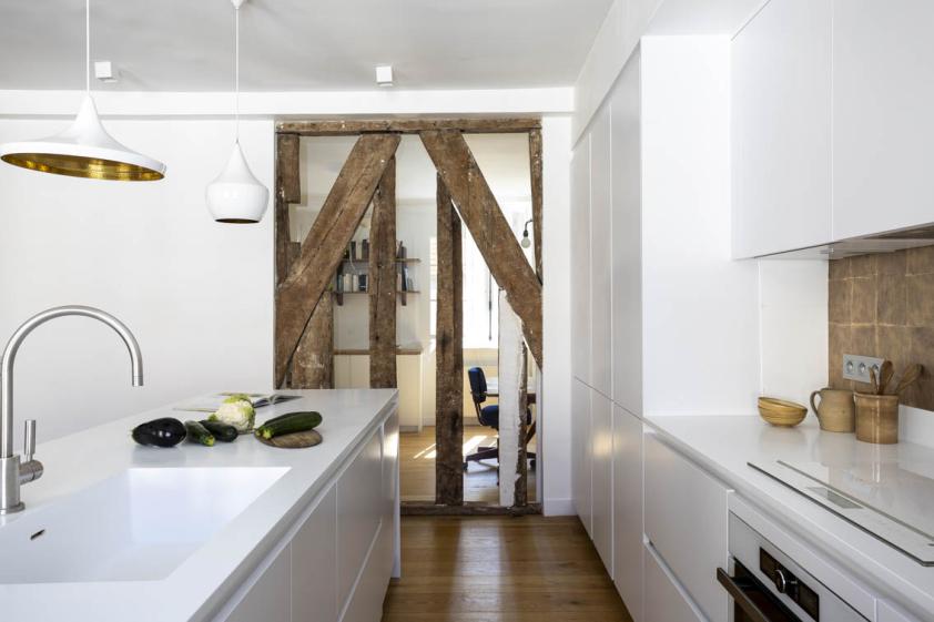 Vitrage et pans de bois entre la cuisine et le bureau