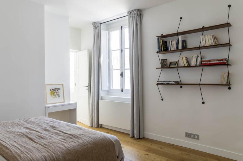 Chambre parentale claire et épurée
