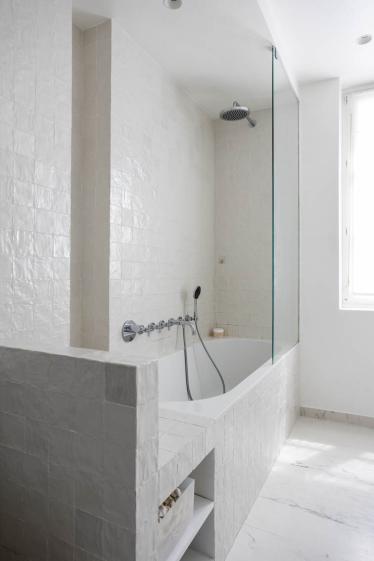 Salle de bain parentale avec baignoire intégrée