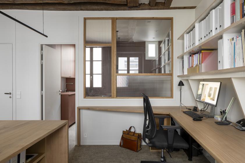 Jeux de transparences entre l'espace des bureaux et la salle de réunions