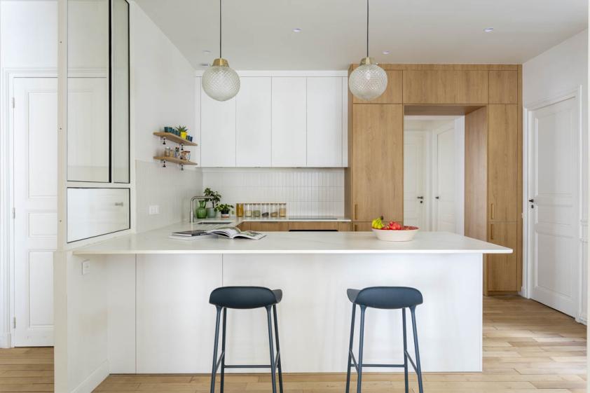 Espace repas dans une cuisine ouverte