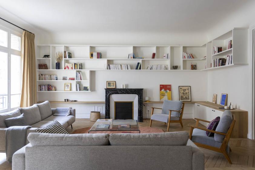Grand salon autour de la cheminée et d'une bibliothèque sur mesure