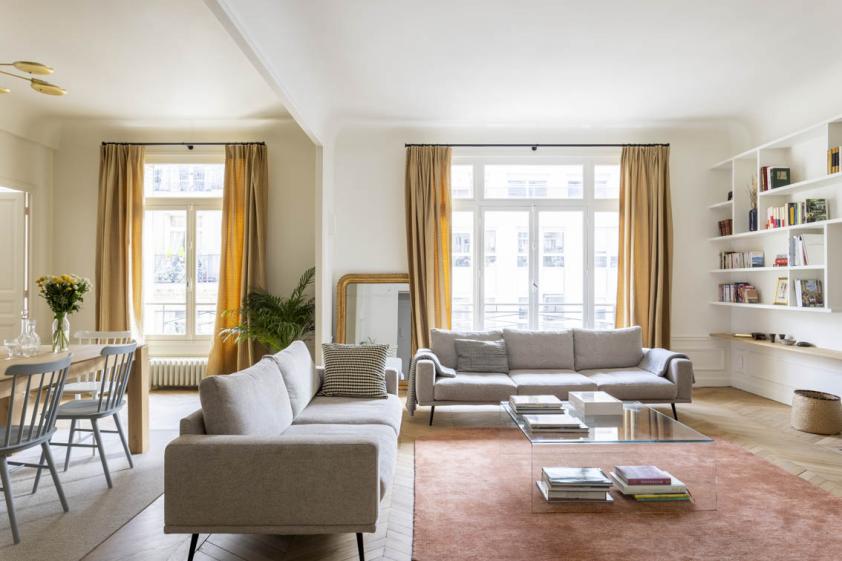 Salon et salle à manger dans un grand espace à vivre